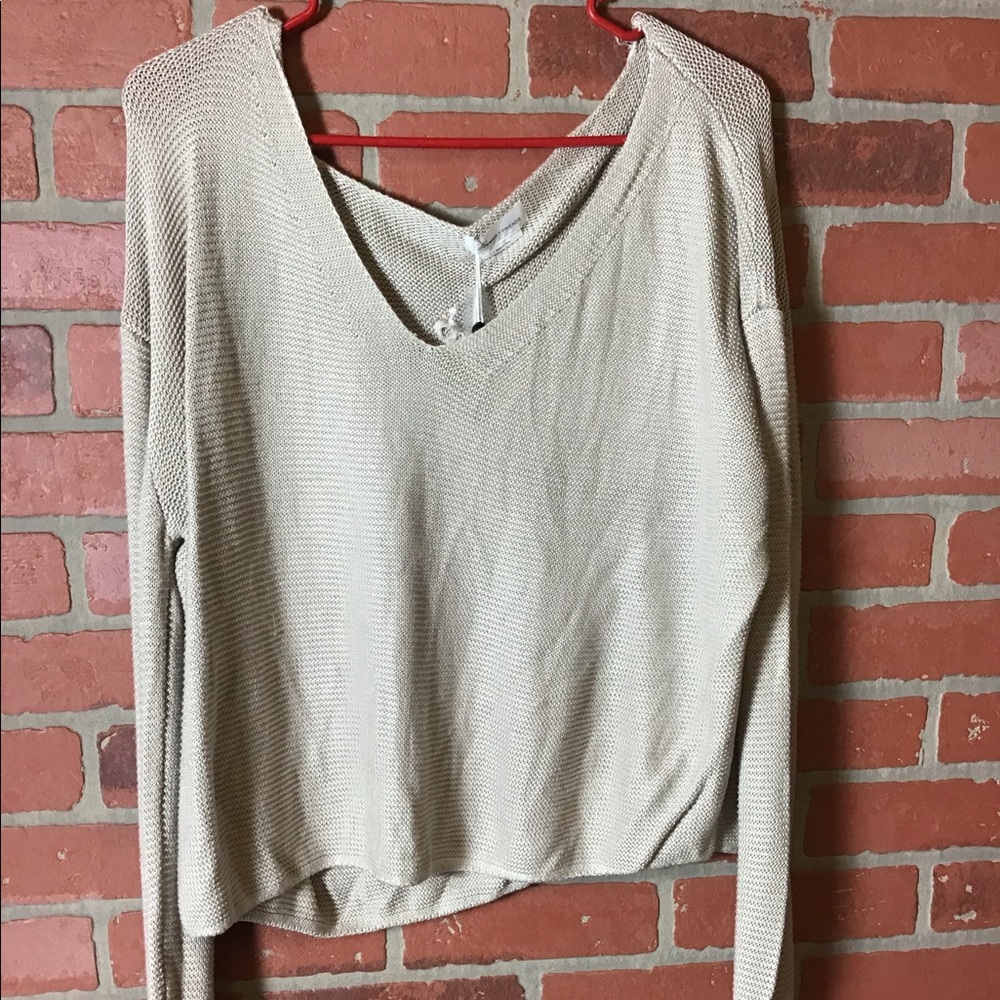 Lovers + Friends Mokara V Neck - Picture 2 of 3
